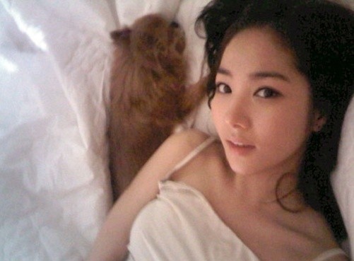 Park Min Young với hình ảnh "tự sướng" trước khi đi ngủ khiến các fan phát "sốt".
